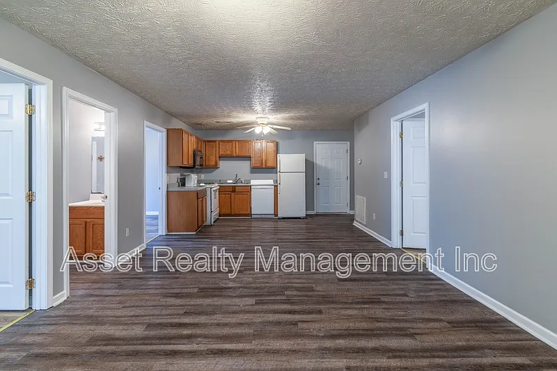 3 bed, 2.0 bath, 1064 sqft, $1,695 — Photo 4