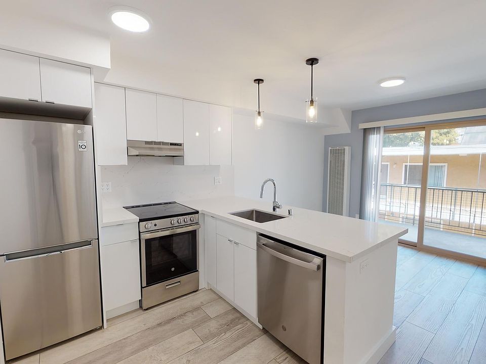 1st image of 2520 College Ave #206