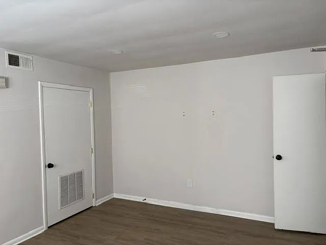 4401 Sheffield Ave - 3 — Photo 2