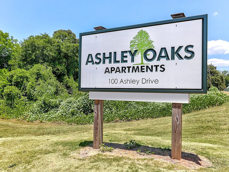 Ashley Oaks — Photo 29