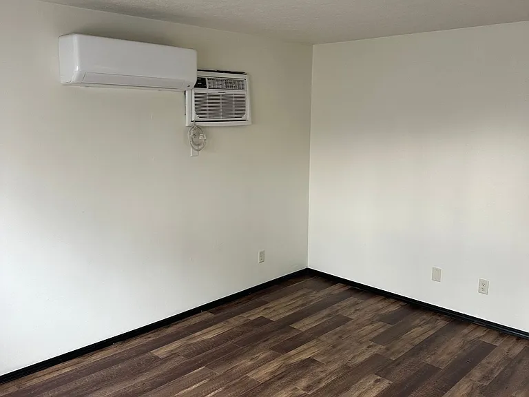 Immaculate Updated 1 & 2 Bedroom with 1 Bath — Photo 4
