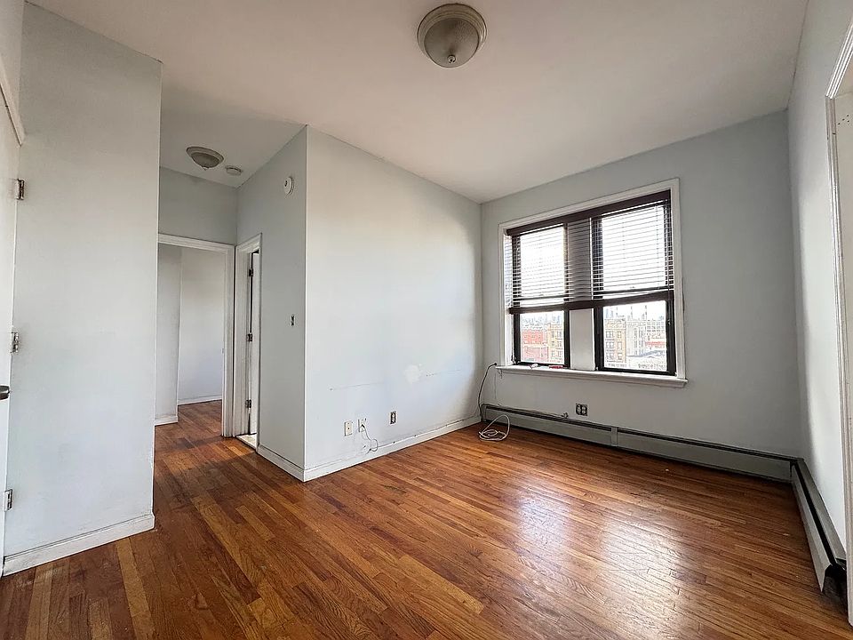 1st image of 4004 36th Ave APT 2E