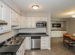 805 Royal Ln, Dundee, IL 60118