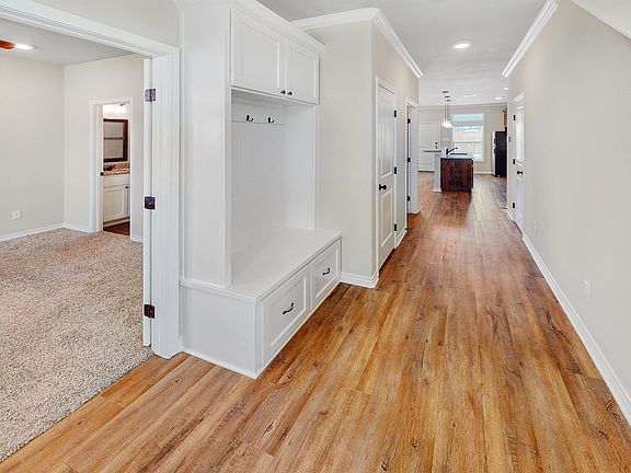 2nd image of 909 Montclair Ave