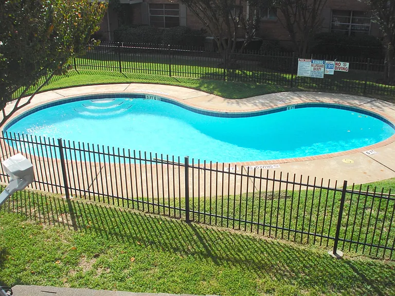 1230 Shadowdale Dr #12 — Photo 2