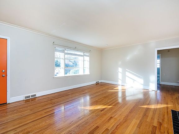 Huge living room, nat light