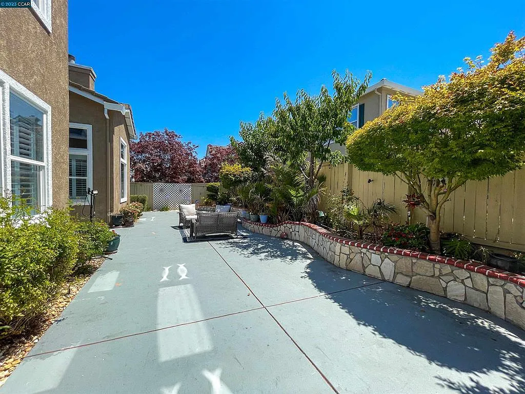 4 bed, 3489 sqft, $5,395 — Photo 3