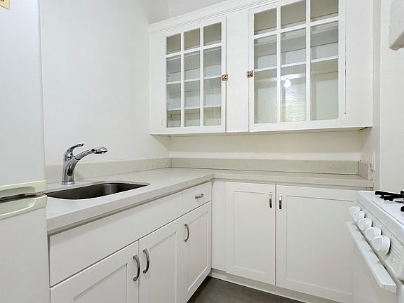 2nd image of 707 Stockton St APT 401