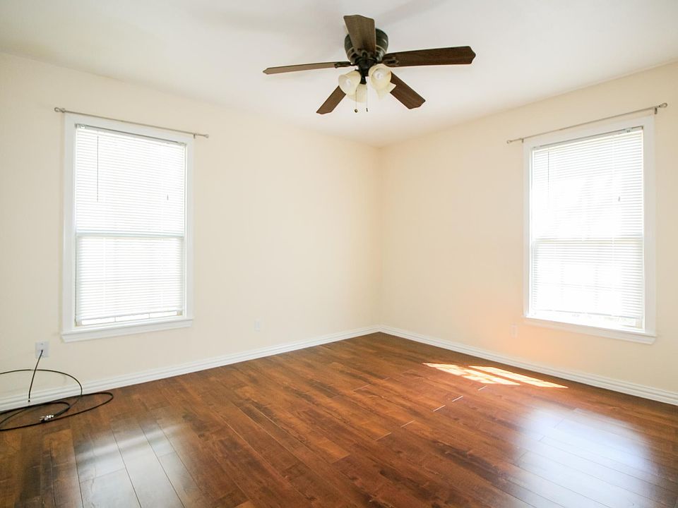 1st image of 716 Livingston Dr