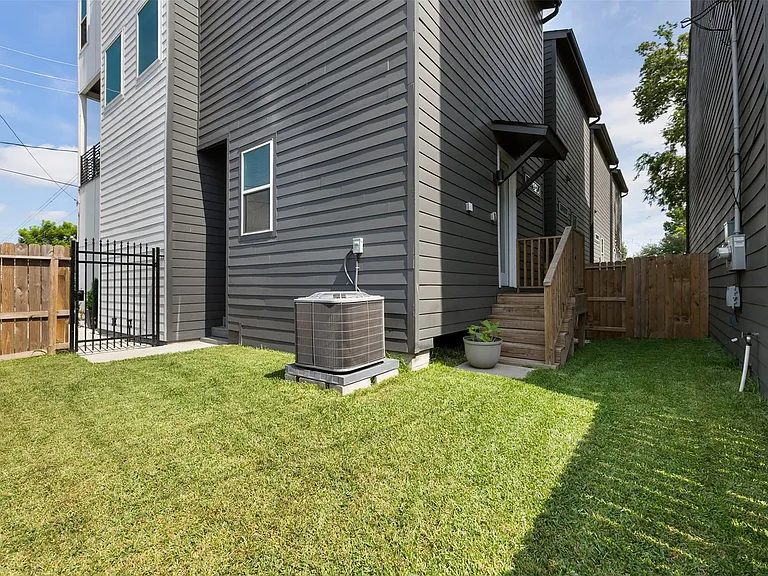 1602 Mary St — Photo 32