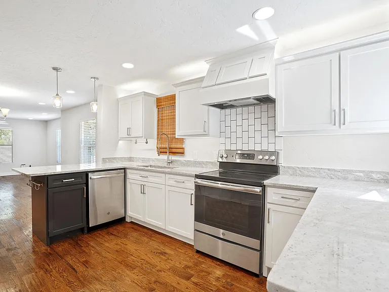 122 Hollywood Ave — Photo 9