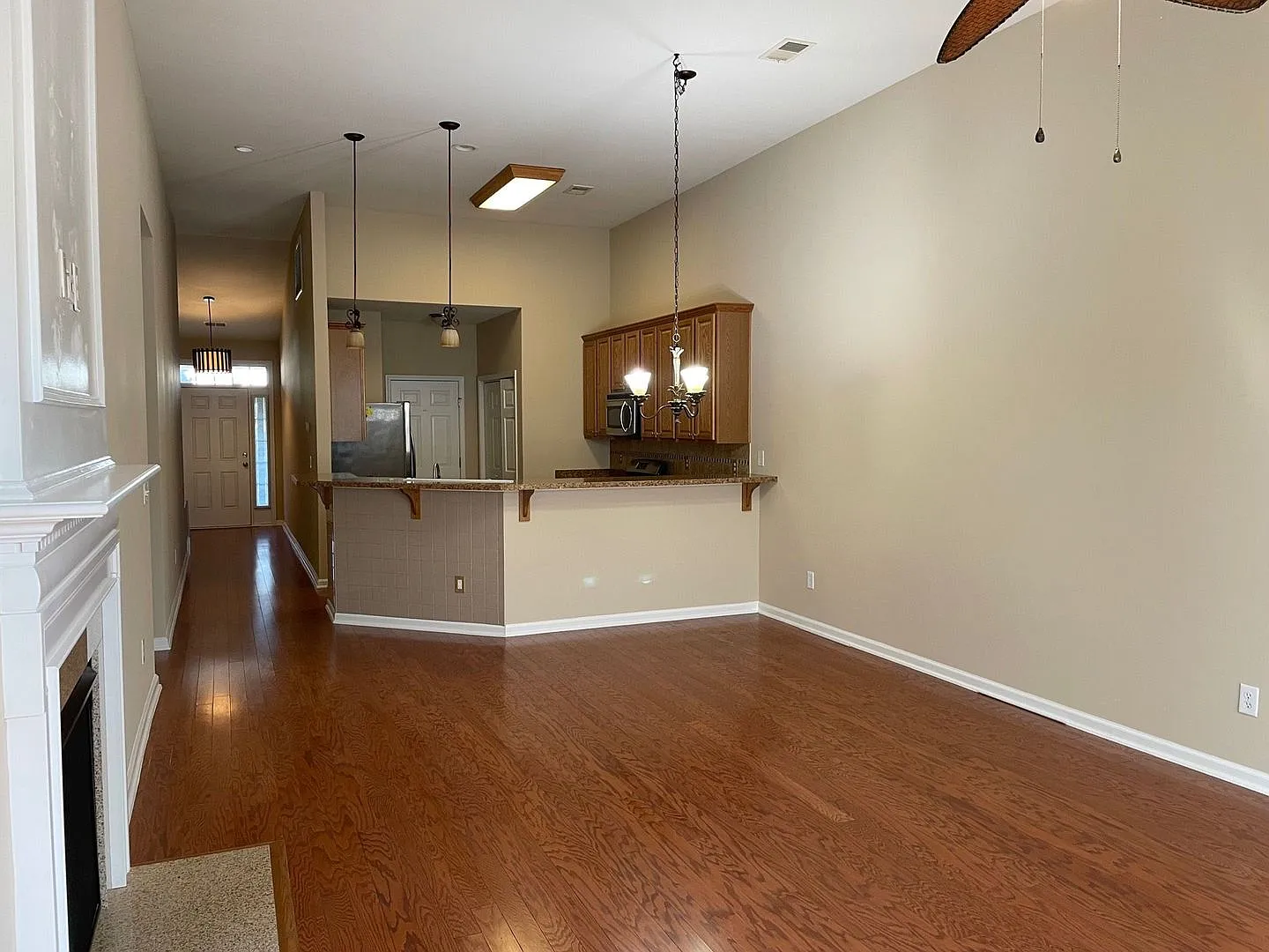 Very nice 4 bedroom/3 bath condo in Tuscany with fireplace, enclosed patio, 1 car garage — Photo 2