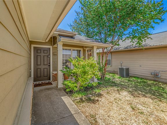 3rd image of 943 Crested Point Dr