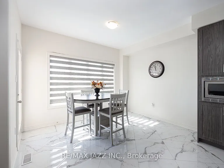 131 Courtney St — Photo 8