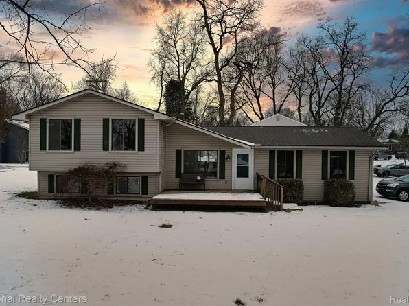 650 Polvadera St, Commerce Township, MI 48382