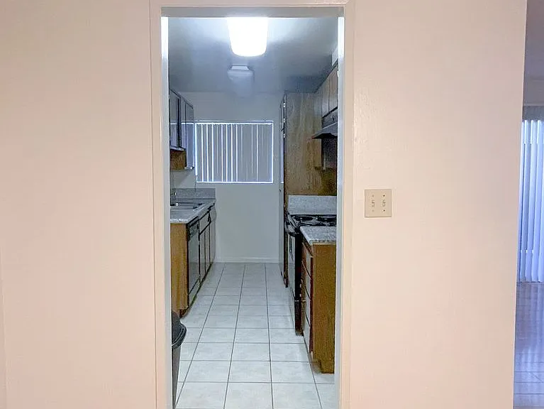 718 N Monterey St — Photo 5