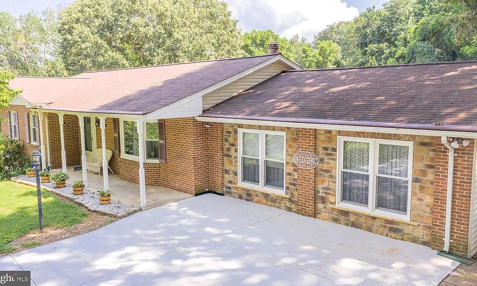 1st image of 11201 Oakwood Dr
