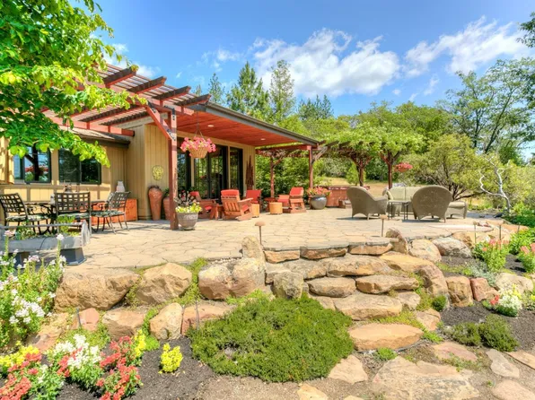 1052 Holcomb Springs Rd, Gold Hill, OR 97525