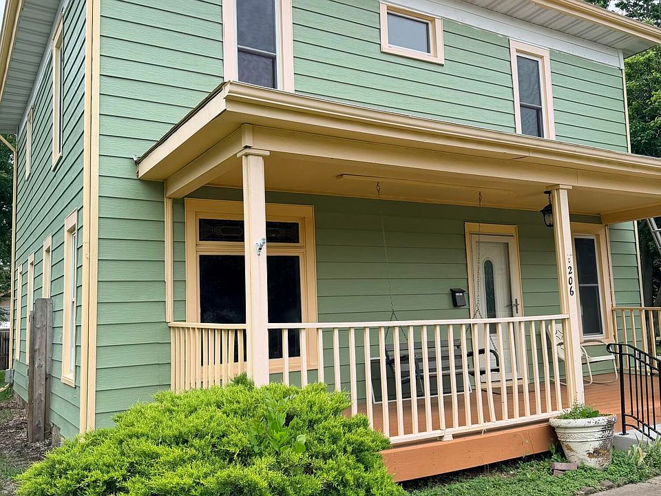 2nd image of 206 Linn St