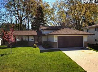 5401 Sherwood Dr, Fairview Park, OH 44126