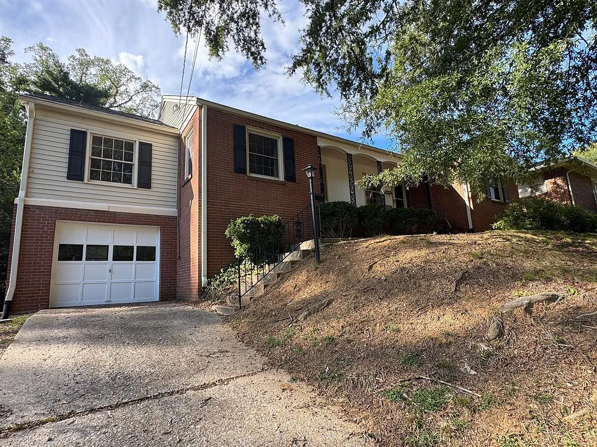 3 bed, 1.0 bath, 1618 sqft, $1,700 — Photo 1