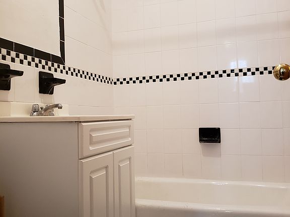 5th image of 621 W End Ave APT 4E