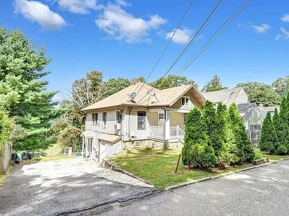 2nd image of 804 Oakwood Dr #1