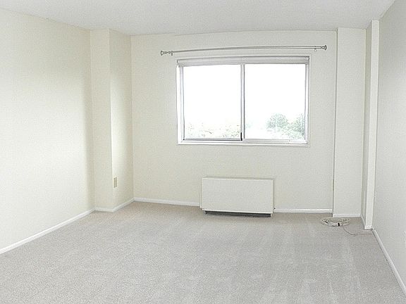 5th image of 2059 Huntington Ave APT 811