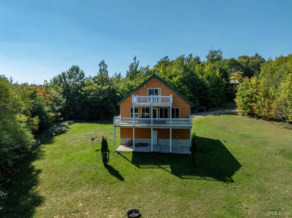 N8041 Harborview Dr, Christmas, MI 49862