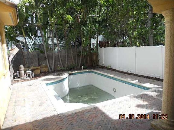 5th image of 821 SE 2nd Court #821