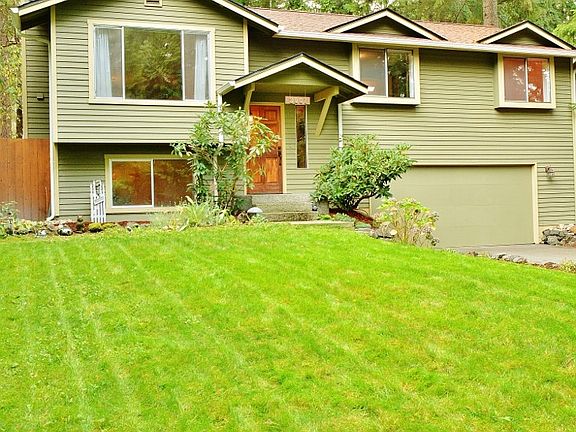 3rd image of 8001 Autumn Hills Pl NE