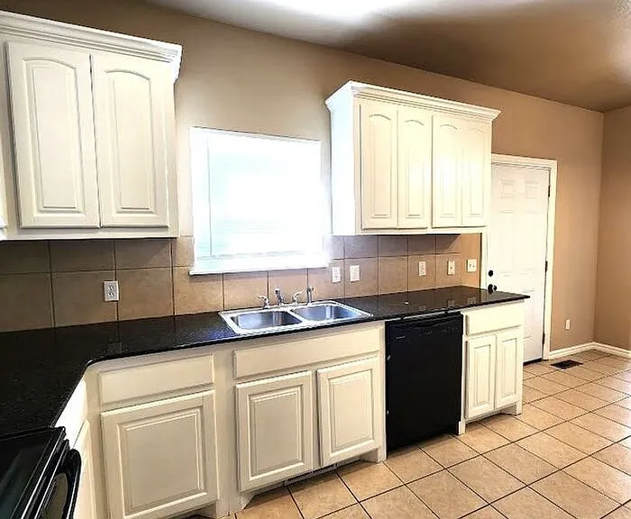 13705 Oxford Dr — Photo 18