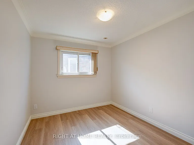 952 Coxwell Ave #MAIN — Photo 4