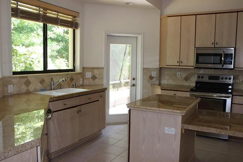 3 bed, 2.0 bath, 2285 sqft, $2,950 — Photo 3