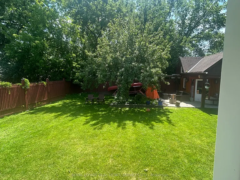 132 Elmwood Rd #MAIN FLOOR — Photo 18