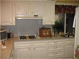 Gas cooktop, kitchen breakfast room!