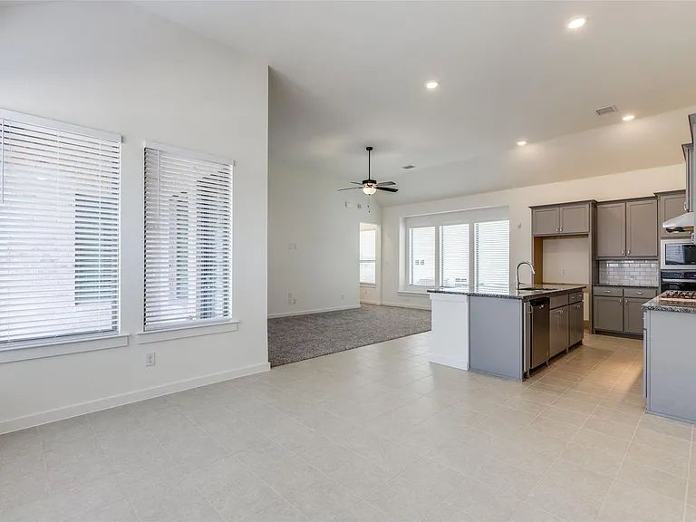 805 Fieldcrest St — Photo 4