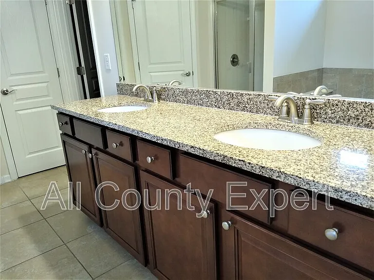 635 Glenish Ct — Photo 5