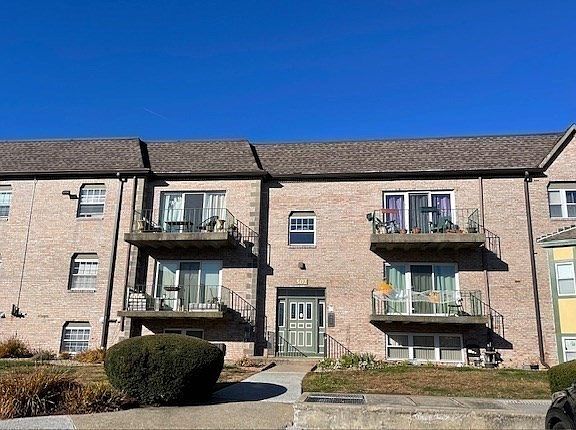 2nd image of 502 Oak St APT 12