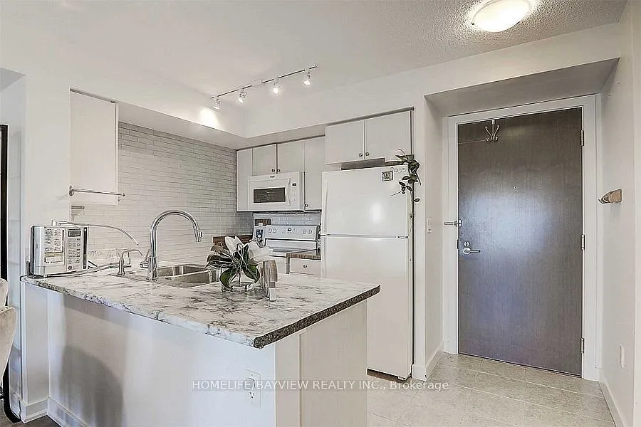 1346 Danforth Rd — Photo 2