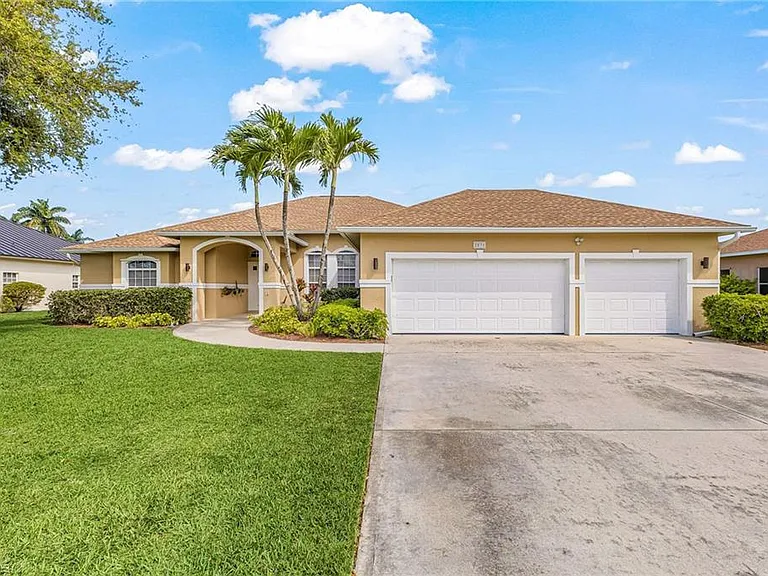2031 Teagarden Ln — Photo 2