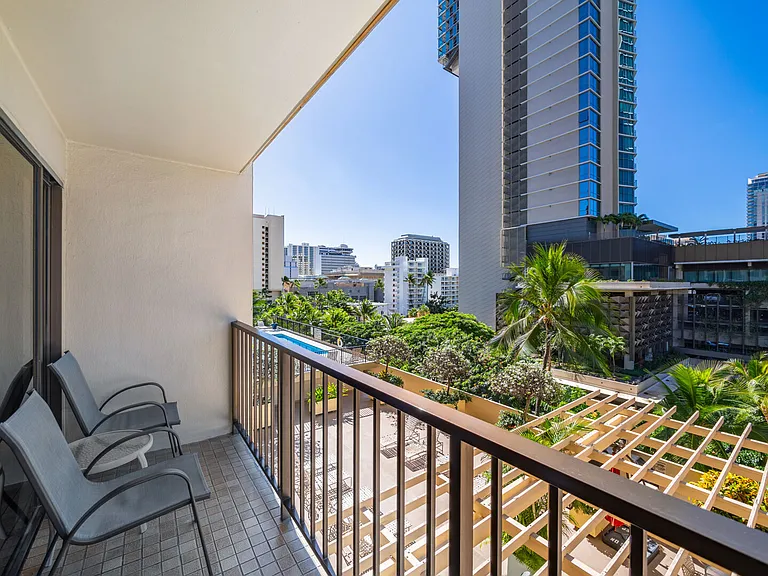 Kuhio Ave — Photo 20