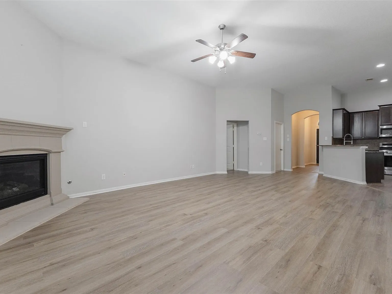 3 bed, 2.0 bath, 1939 sqft, $2,200 — Photo 4
