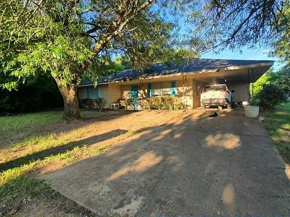 2nd image of 620 Sandy Ln