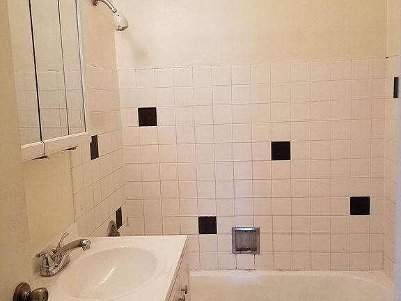 4th image of 1000 Queen Anne Ave N APT 501