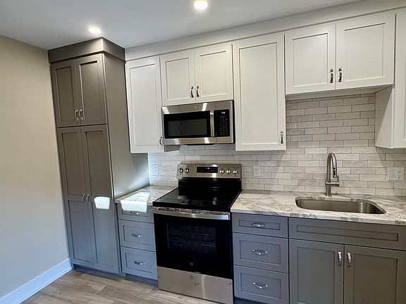 Fully Equipped kitchen with SS appliances, including dishwasher, over the counter microwave and garbage disposal. Large pantry space.