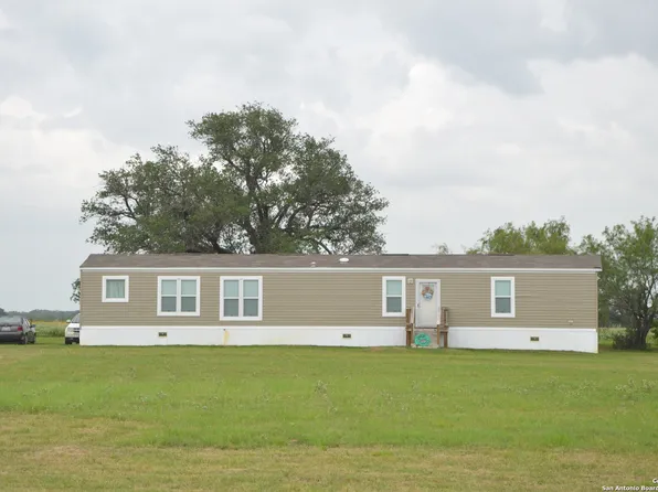 2566 County Road 2615, Devine, TX 78016