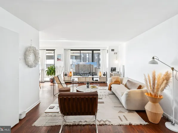 250 S Reynolds St APT 703, Alexandria, VA 22304