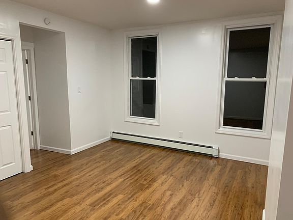 3rd image of 230 Roseville Ave #2R