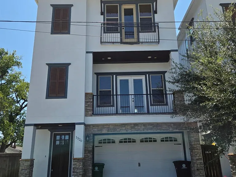 1520 Amundsen St — Photo 2